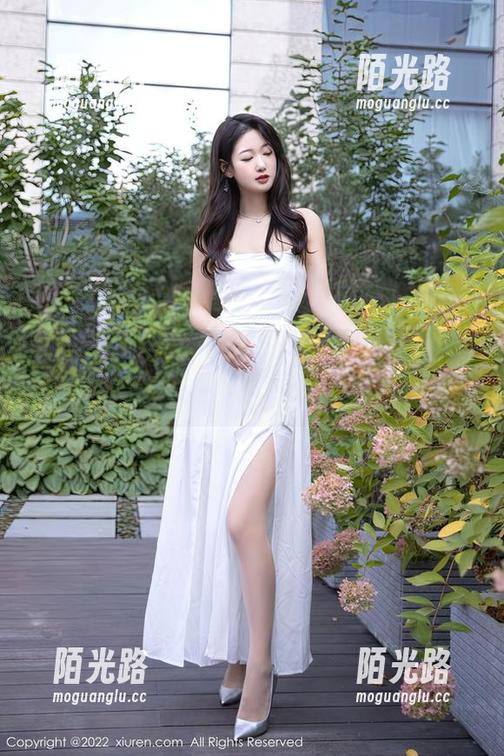 秀人网 - 资源调皮地藏着朱可儿Flower的棉袜，图库里竟然也能探出些玩意儿来的。