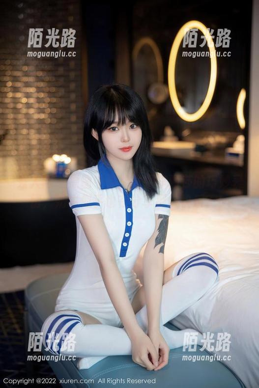 秀人网 - 原图中你能发现李丽莎的巧妙表情，奶牛似乎也在分享那份快乐？！