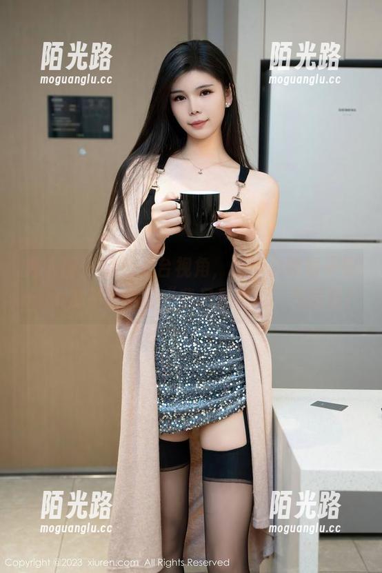 秀人网 - 精选天台视角，如何忽略童千艺cara那不经意的“我只是路过”气质呢？