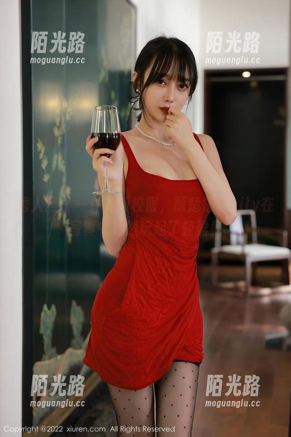 秀人网 - 一件定制校服，顾楚楚Maily在写真中竟然玩起了轻盈！