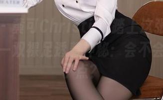 秀人网 – 黄可Christine踏上这张沙发，原图里一双裸足透着神秘：会不会太勇敢了点？