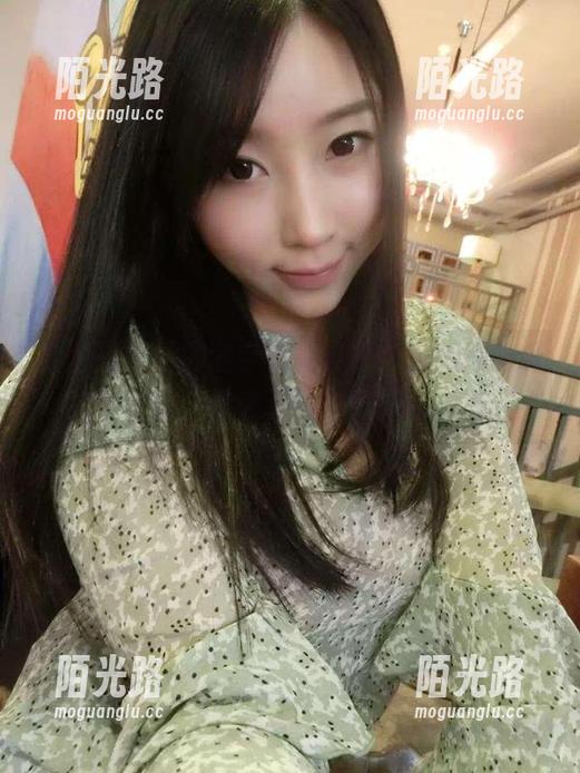 微密圈 - 她的名字是童小芯，征服她的御姐写真集，快来下载，意外感满满。