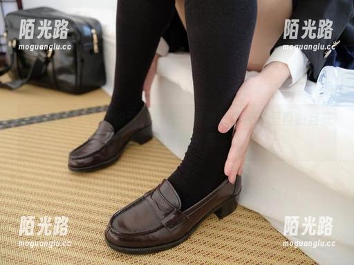 紧急企划 - 小婕的写真福利：看她在体操服里自由自在的样子，心里那个羡慕啊。
