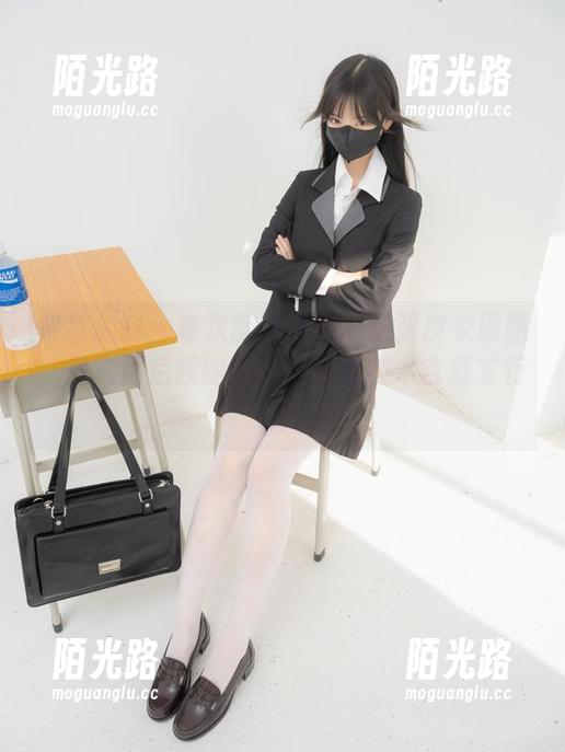 紧急企划 - 每次翻到小恩的这张皮衣原图，总觉得后续的穿搭该有点技术含量才行吧!