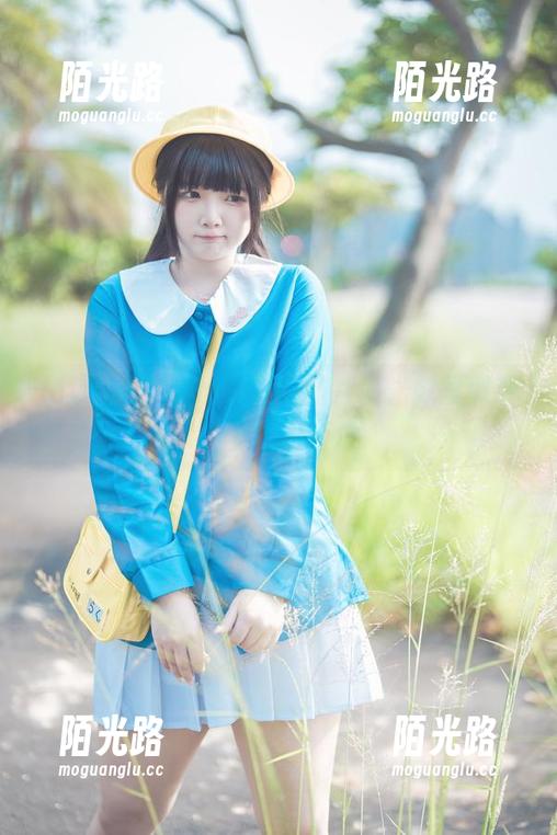 精选落落Raku女孩的图片，光影里似乎透着些微叛逆
