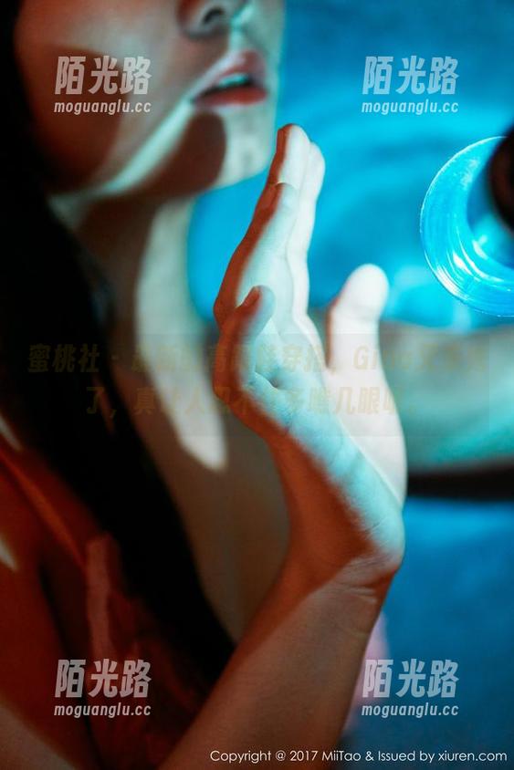 蜜桃社 - 最新的高跟鞋穿搭，Gina又来秀了，真让人忍不住多瞧几眼呢。