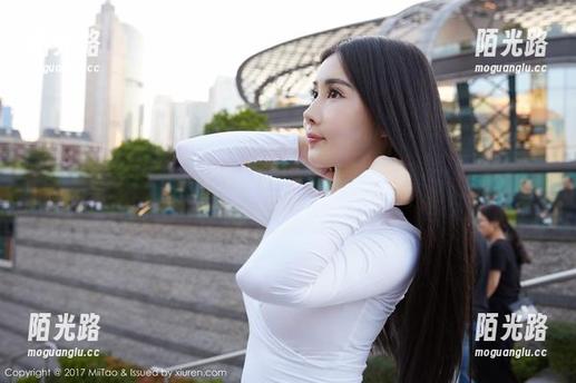 蜜桃社 - 梦乃Mandy在裸足图包中放飞，走过每一寸温柔的地面