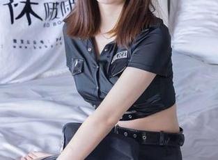 袜啵啵 – 作品分享来啦，小淳的裸足，踩着自信上路，不用担心脚底会脏嘛。