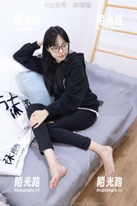 袜啵啵-甜甜圈 袜啵啵 - 财迷心窍?甜甜圈女孩的全套写真让你意犹未尽。