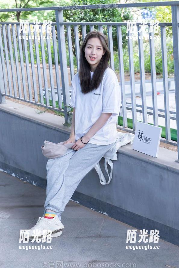 袜啵啵 - 一池子的清澈，糯米无人可挡的写真时刻！