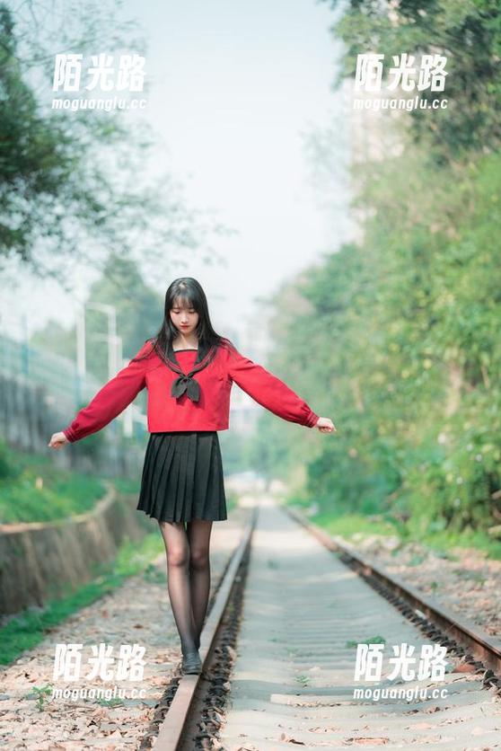西瓜少女挑战封面，皮衣写照，但我想问：我可以躺着看你的合集吗？