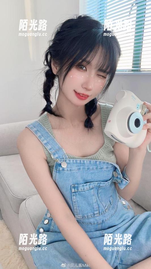 看吧，贝儿酱Miki的写真尝试把职业装穿出新花样，真心有点意思。