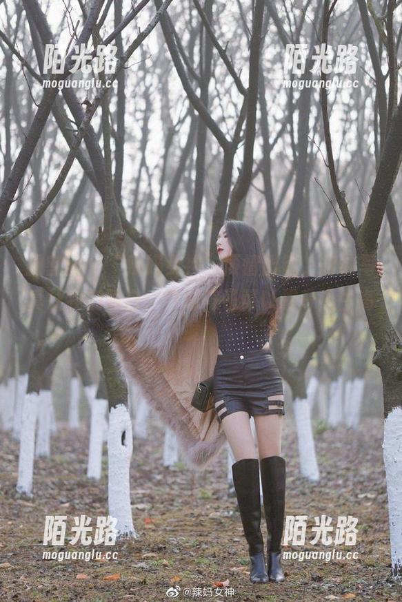 微密圈 - “辣妈女神”倾情出镜，棉袜写真让我们明白：穿对袜子可以提升人生高度！
