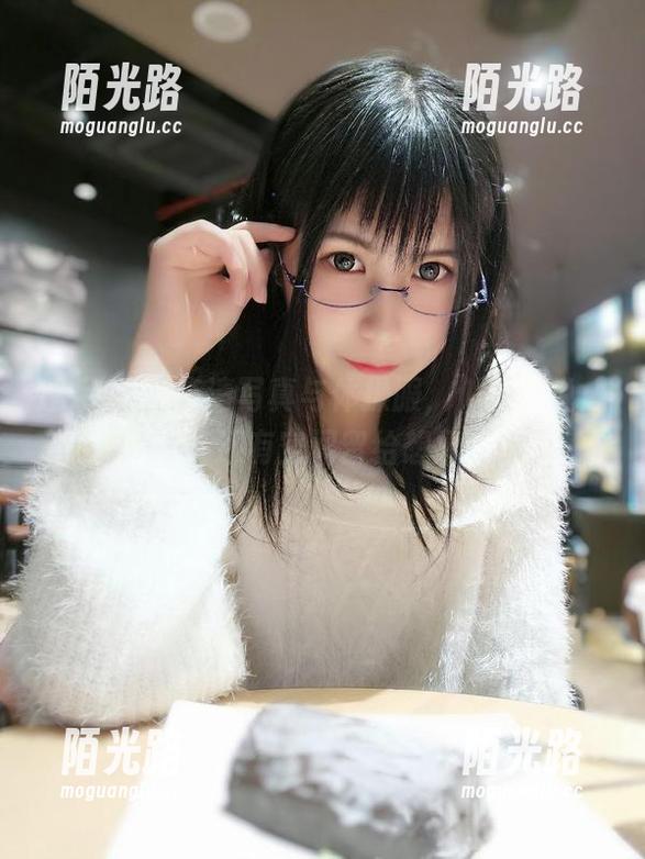 逐月Su，高清写真与体操服，似乎在说：“别急，还有空间留给想象哦。”