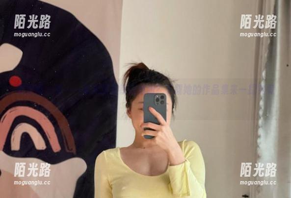 微密圈 - 呃……春光还是铁锤姐姐？下载她的作品集来一探究竟！