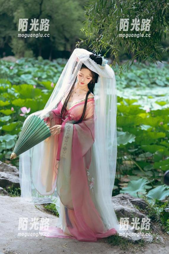 雯妹不讲道理 原图一瞥,雯妹不讲道理的红裙比我想象中的还要出彩!