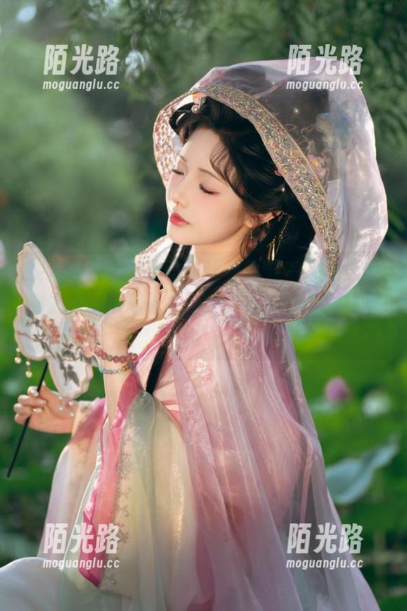 雯妹不讲道理你这白丝吊带袜，不愧是原创力作，原图赶紧马住，分享才最必须呀！
