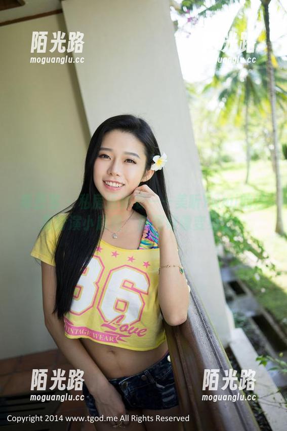 青豆客 - 私房连体衣——美昕Yumi的沙发扮演小超模，原图好像变身了！