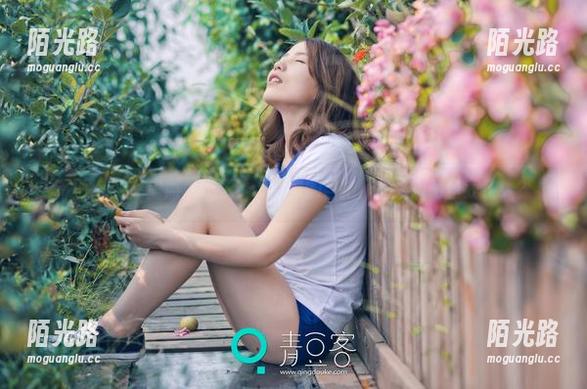 青豆客 - 私房照发现了，谭晓彤的自拍作品太放飞自我了！？