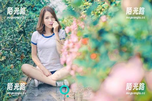 青豆客 - 谭晓彤的少女写真：高清梦想，快来抢镜吧！