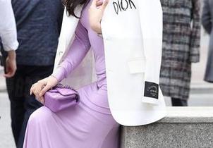 魔镜街拍 – 粉裙加持，青春气息随时在线：婷婷的销售主管日常写真集下载！