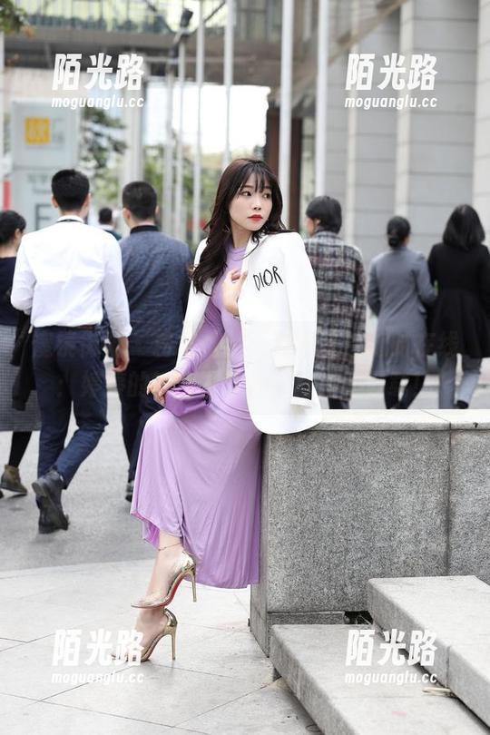 魔镜街拍 - 粉裙加持，青春气息随时在线：婷婷的销售主管日常写真集下载！