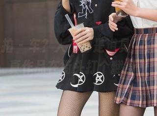 魔镜街拍 – 车？人？都是道具，玲玲的写真作品在街头打个翻身仗