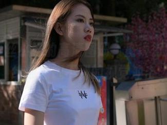热裤短丝小妹的高清图册，魔镜街拍总能给你意想不到的视觉冲击