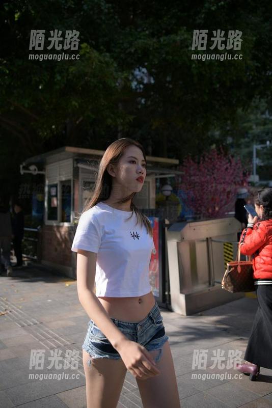 热裤短丝小妹的高清图册，魔镜街拍总能给你意想不到的视觉冲击
