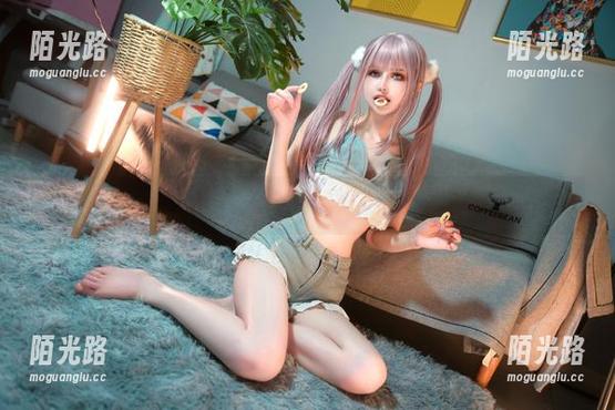 冷艳与可爱，鹿八岁baby的御姐写真教我如何矜持